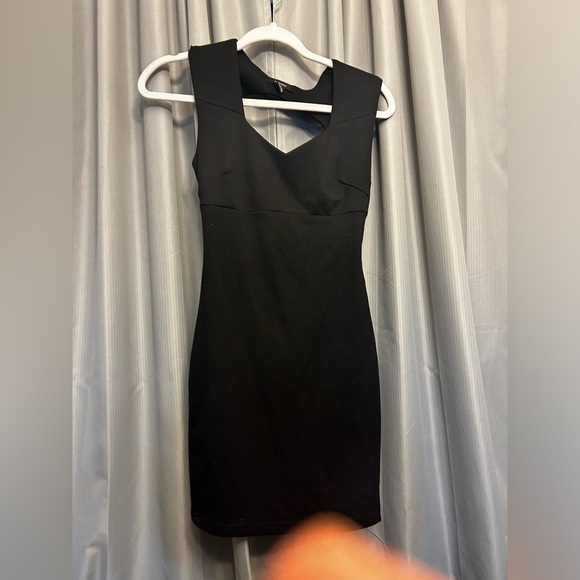 50%off w♥️ Closet cleanout Forever21 crosscross peekaboo back Black Mini cut-out - Picture 1 of 5
